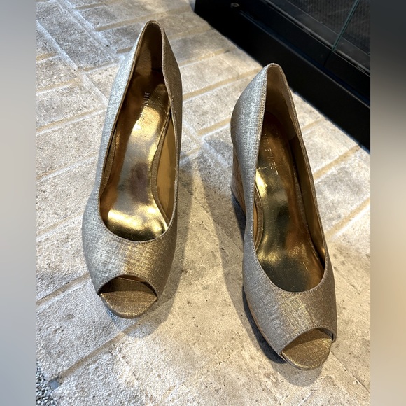 Nine West gold platform wedges, 7.5 - Picture 4 of 13